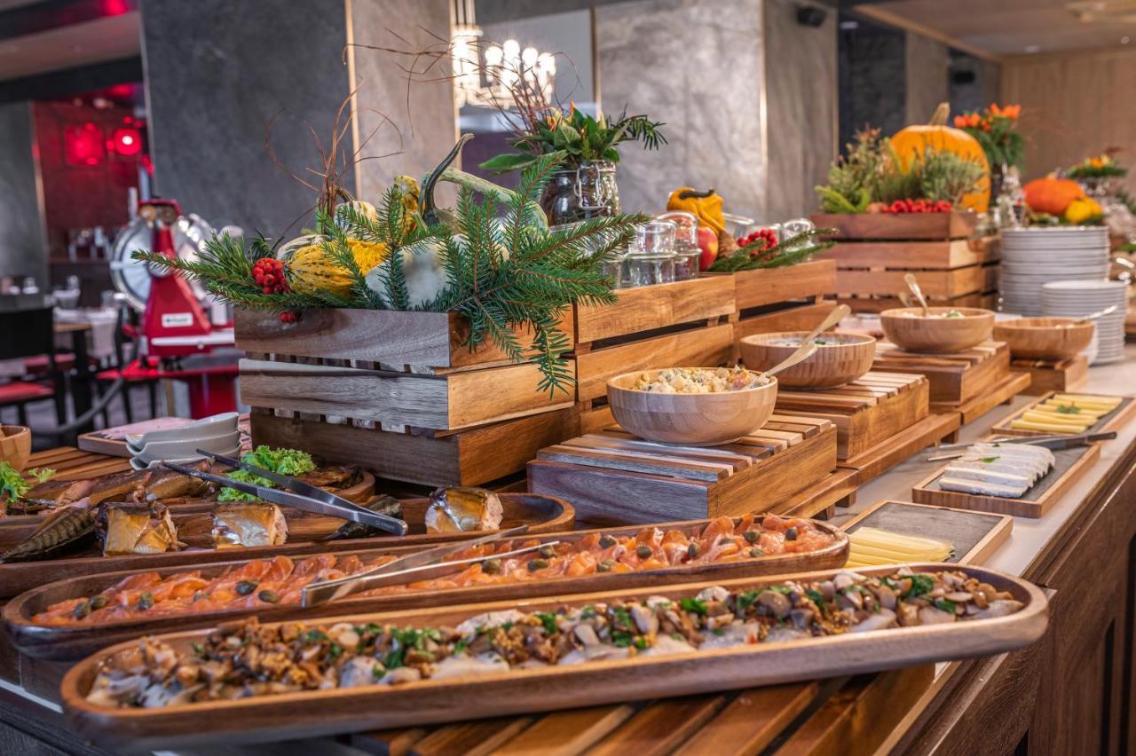 Nosalowy Park Hotel & Spa Zakopane Bagian luar foto A buffet at a restaurant